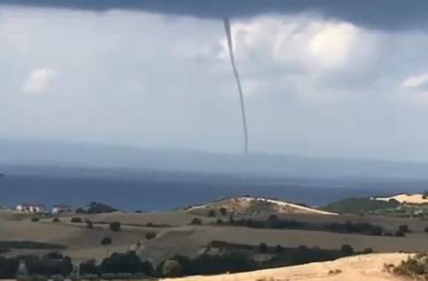 Ανοιξαν οι… ουρανοί! Μπουρίνι και υδροστρόβιλος «χτύπησαν» τη Χαλκιδική (βίντεο)